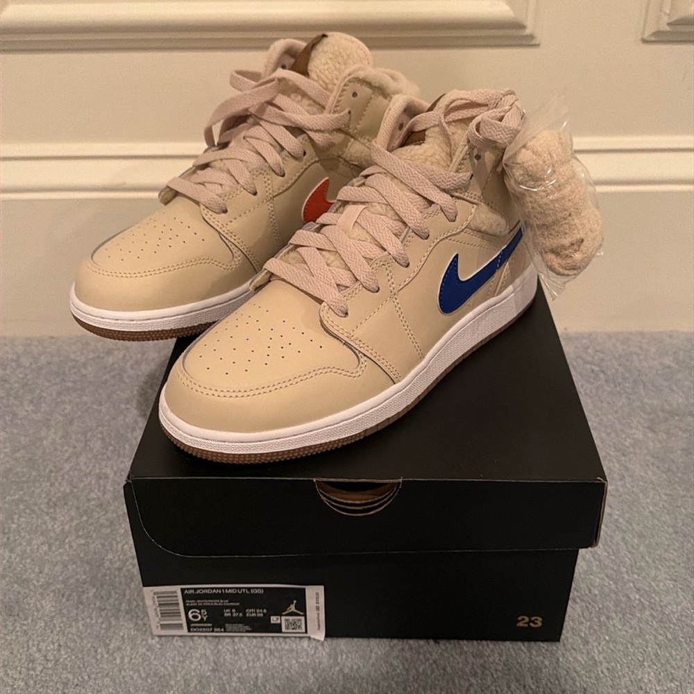 BNIB Air Jordan 1 Mid Utl (GS)